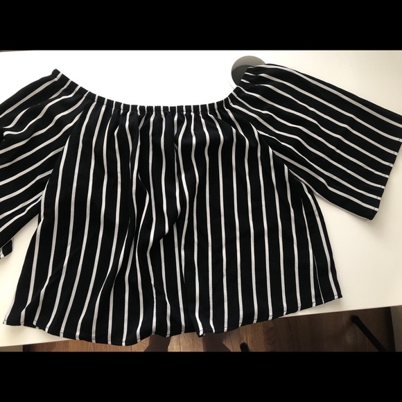 UP M Off-Shoulder Black & White Tee - Picture 2 of 3